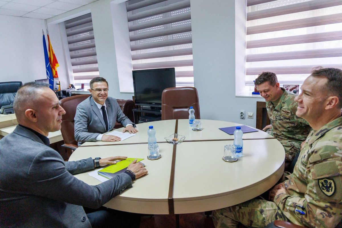Defence_MKD's tweet photo. 📌Денеска во Министерството, средба на заменикот-министер за одбрана Адмир Шабани со одбранбеното аташе на САД во земјава, полковникот Даниел Сквајерс.
Потврдена одличната билатерална, 🇲🇰🇺🇸 одбранбена соработка чија цел е сигурен и безбеден регион, како и посилно НАТО.
🇲🇰🤝🇺🇸 https://t.co/kdbPCKvi3A