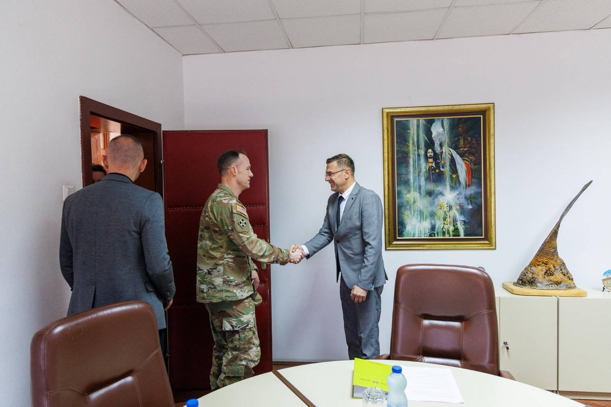 Defence_MKD's tweet photo. 📌Денеска во Министерството, средба на заменикот-министер за одбрана Адмир Шабани со одбранбеното аташе на САД во земјава, полковникот Даниел Сквајерс.
Потврдена одличната билатерална, 🇲🇰🇺🇸 одбранбена соработка чија цел е сигурен и безбеден регион, како и посилно НАТО.
🇲🇰🤝🇺🇸 https://t.co/kdbPCKvi3A