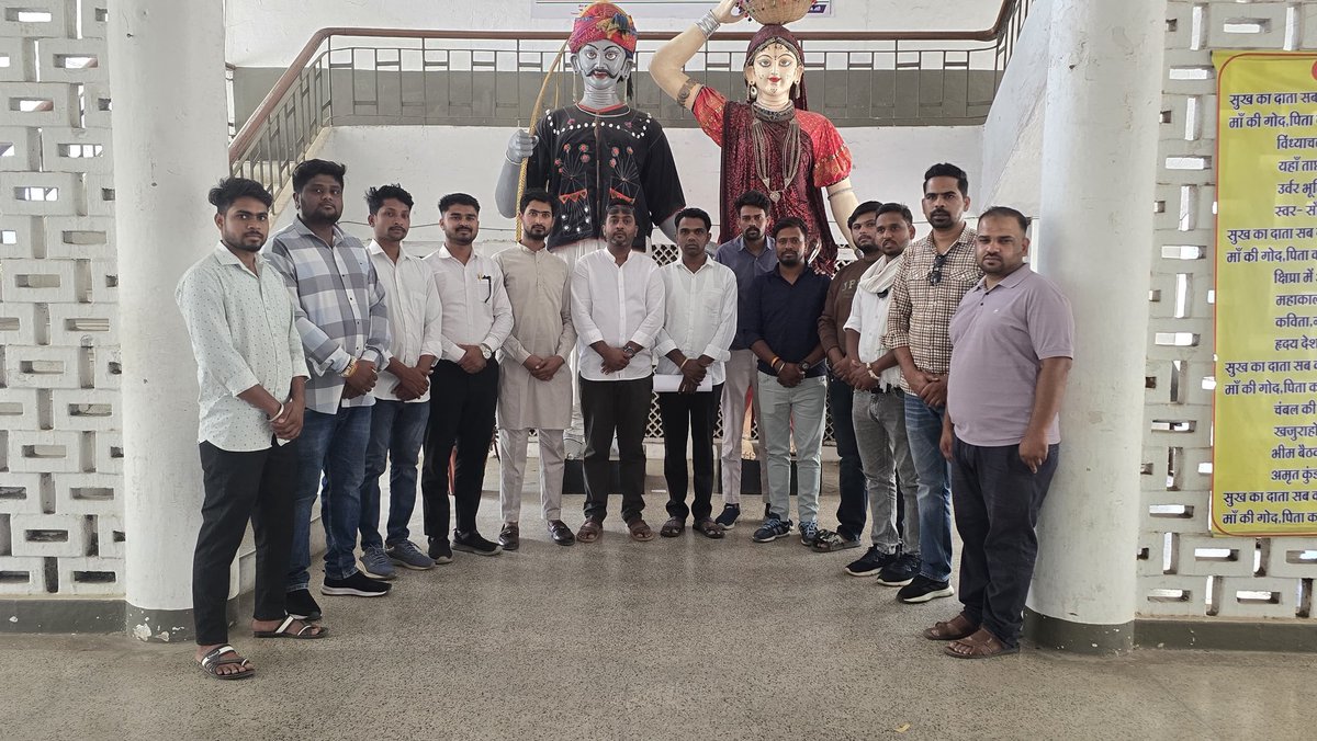 झाबुआ जिले के नवागत कलेक्टर डॉ. योगेश तुकाराम बरसड से जिला युवा कांग्रेस के पदाधिकारियों एवं कार्यकर्ताओं के साथ सौजन्य मुलाकात की गई। इस दौरान जिले से जुड़े विभिन्न जनहित मुद्दों एवं समस्याओं को विस्तारपूर्वक प्रस्तुत किया गया।
<a href="/collectorjhabua/">Collector Jhabua</a> <a href="/VikrantBhuria/">Dr.Vikrant Bhuria</a>