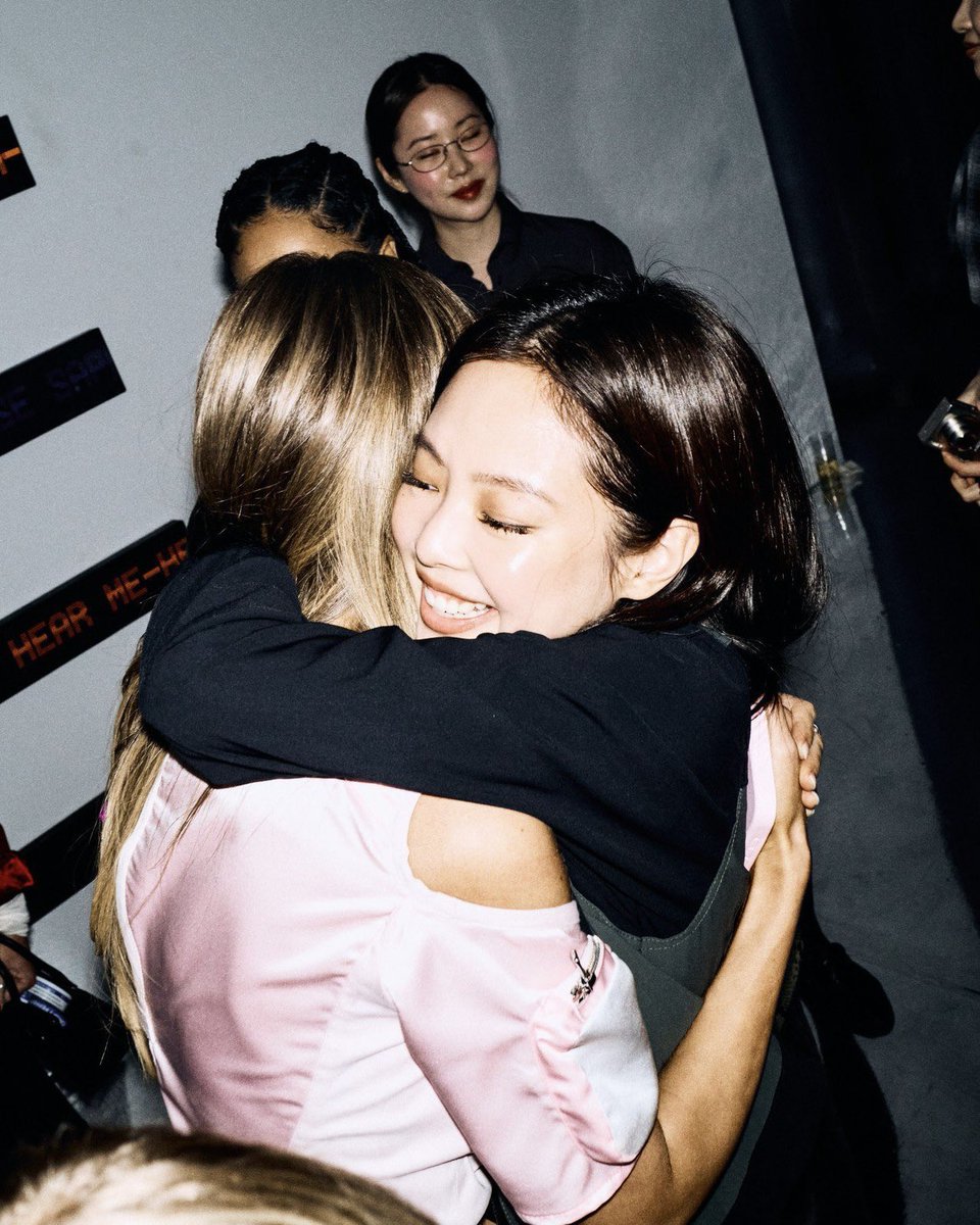 BLACKPINKBRASIL's tweet image. TWINS! Após Jennie escrever ‘Twin’ para sua melhor amiga de infância, Chahee voltou a ser vista com ela! 🥹🫶🏻 

#JENNIE #BLACKPINK