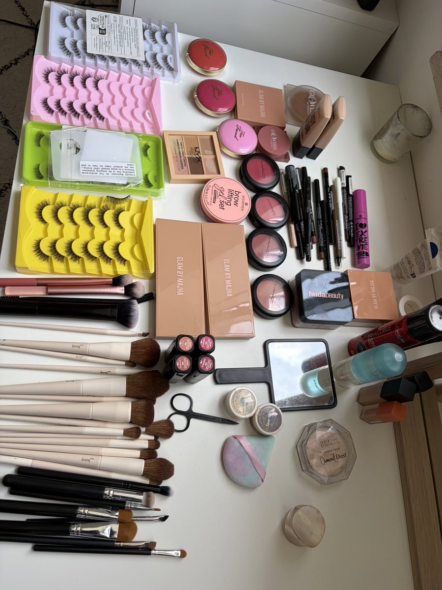 nnnllllaaaaa's tweet image. Nouvelle modèle aujourd’hui 😛 j’ai trop le seum j’ai commandée des houppettes arc en ciel sans faire exprès