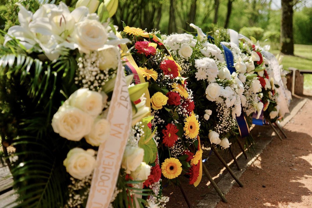 LSorecaEU's tweet photo. I paid respect today in #DonjaGradina, together with other representatives of the international community, to the victims of the #Jasenovac concentration camp and all victims in Bosnia and Herzegovina of the fascist regimes during World War II. 

The crimes committed by the Ustaša regime and their fascist allies were horrific. Serbs, Jews and Roma, including young children, were systematically exterminated on the basis of their ethnicity, and others were brutally murdered for their political opinions, faith, sexuality, disabilities or for simply helping their persecuted neighbours.

Following World War II, the EU was born as a rejection of the horrors of fascism and a determination to fight against hatred, discrimination, and division. And to contribute to the long term stability and prosperity of Europe.  

It remains our duty to never forget the victims of fascism and to work together every day for peace, unity and tolerance in order to continue building a better future.

#NeverAgain