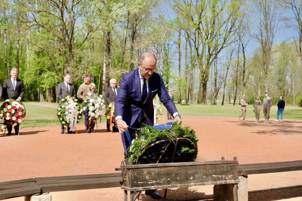 LSorecaEU's tweet photo. I paid respect today in #DonjaGradina, together with other representatives of the international community, to the victims of the #Jasenovac concentration camp and all victims in Bosnia and Herzegovina of the fascist regimes during World War II. 

The crimes committed by the Ustaša regime and their fascist allies were horrific. Serbs, Jews and Roma, including young children, were systematically exterminated on the basis of their ethnicity, and others were brutally murdered for their political opinions, faith, sexuality, disabilities or for simply helping their persecuted neighbours.

Following World War II, the EU was born as a rejection of the horrors of fascism and a determination to fight against hatred, discrimination, and division. And to contribute to the long term stability and prosperity of Europe.  

It remains our duty to never forget the victims of fascism and to work together every day for peace, unity and tolerance in order to continue building a better future.

#NeverAgain