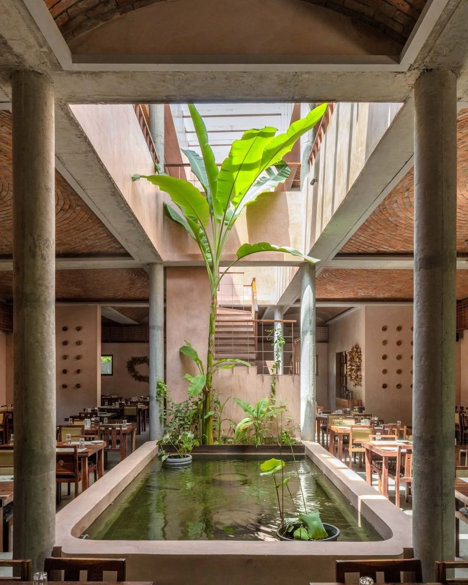 arkitektcom's tweet image. Nostalji ve malzeme odaklı bir restoran iç mekânı

Telugu Medium, Deccan bölgesinin yerel karakterini yansıtan tuğla kubbeler, tonozlar ve taşıyıcı duvarlar üzerinden kurgulanıyor. 

#arkitekt #architecture #project #interiordesign