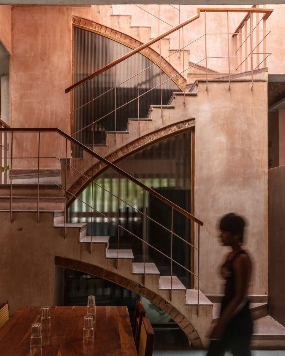 arkitektcom's tweet image. Nostalji ve malzeme odaklı bir restoran iç mekânı

Telugu Medium, Deccan bölgesinin yerel karakterini yansıtan tuğla kubbeler, tonozlar ve taşıyıcı duvarlar üzerinden kurgulanıyor. 

#arkitekt #architecture #project #interiordesign
