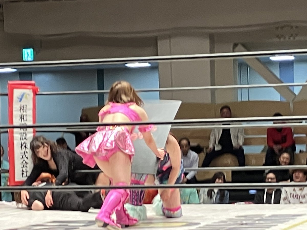 SEAdLINNNG「JUMP UP！2026」セミファイナル。SEAdLINNNG BEYOND THE SEA Tag Championship。花穂ノ利 &amp; ウナギ・サヤカ 対 VENY &amp; 望天セレネ。流血の花選手が望天選手をピン。タイトル防衛。ダイビング・ボディプレス。#SEAdLINNNG