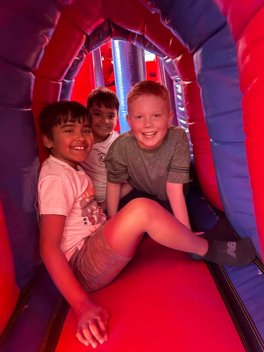 Leechapelsch's tweet image. Bouncing ✅ Jumping ✅ Smiling ✅ Laughing ✅

Year 3 are having the best time on the inflatables 🤩

#weareleechapel #inflatables
