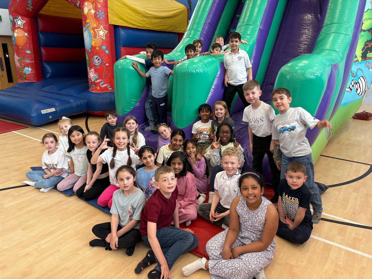 Leechapelsch's tweet image. Bouncing ✅ Jumping ✅ Smiling ✅ Laughing ✅

Year 3 are having the best time on the inflatables 🤩

#weareleechapel #inflatables