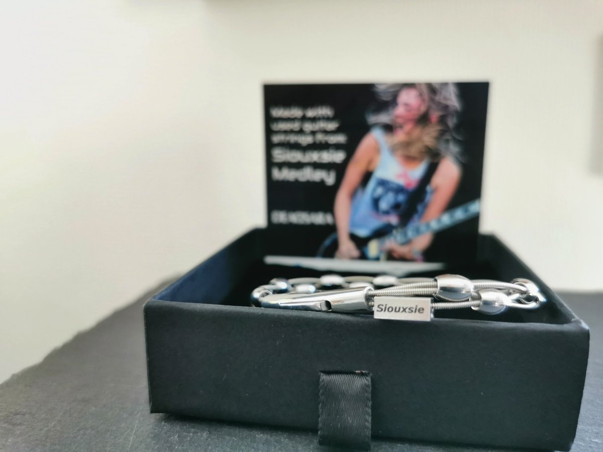 St11Ta78's tweet photo. This idea of ​​making jewelry from old guitar strings is so wonderful. Wearing jewelry from used guitar strings from our favorite artists gives us a special connection to them and their music ❤️🥹.
@siouxsiemedley
@retunedjewelry
#deadsara
#siouxiemedley https://t.co/wnrx4ZNjEw