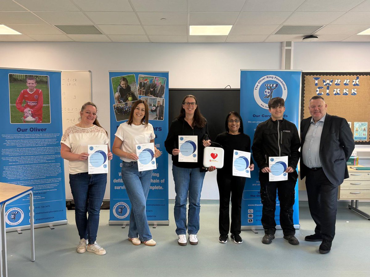 TheOKFoundation's tweet photo. Sirena and the amazing team at Rivertree Free School in Kempston, Bedford, proudly receiving their defibrillator following staff training with Mark King OBE, founder of The Oliver King Foundation 💙
#Defibrillator #HeartSafe #OliverKingFoundation #SchoolSafety https://t.co/qcmvnWWJUt