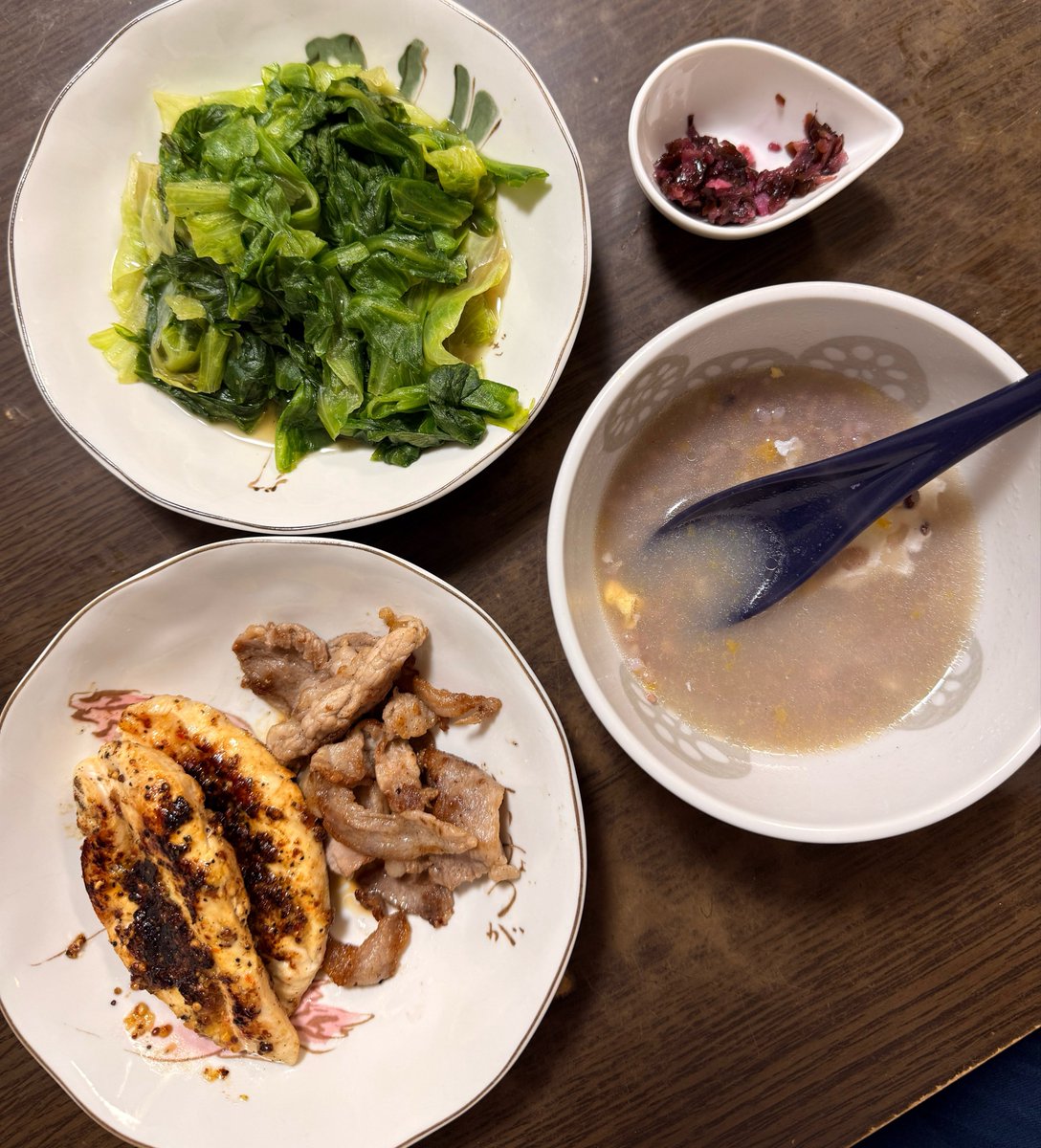 減量晩飯。レタス炒めたやつ。ささみ2切れ、豚こま40g、もちむぎのおかゆ、しば漬け。