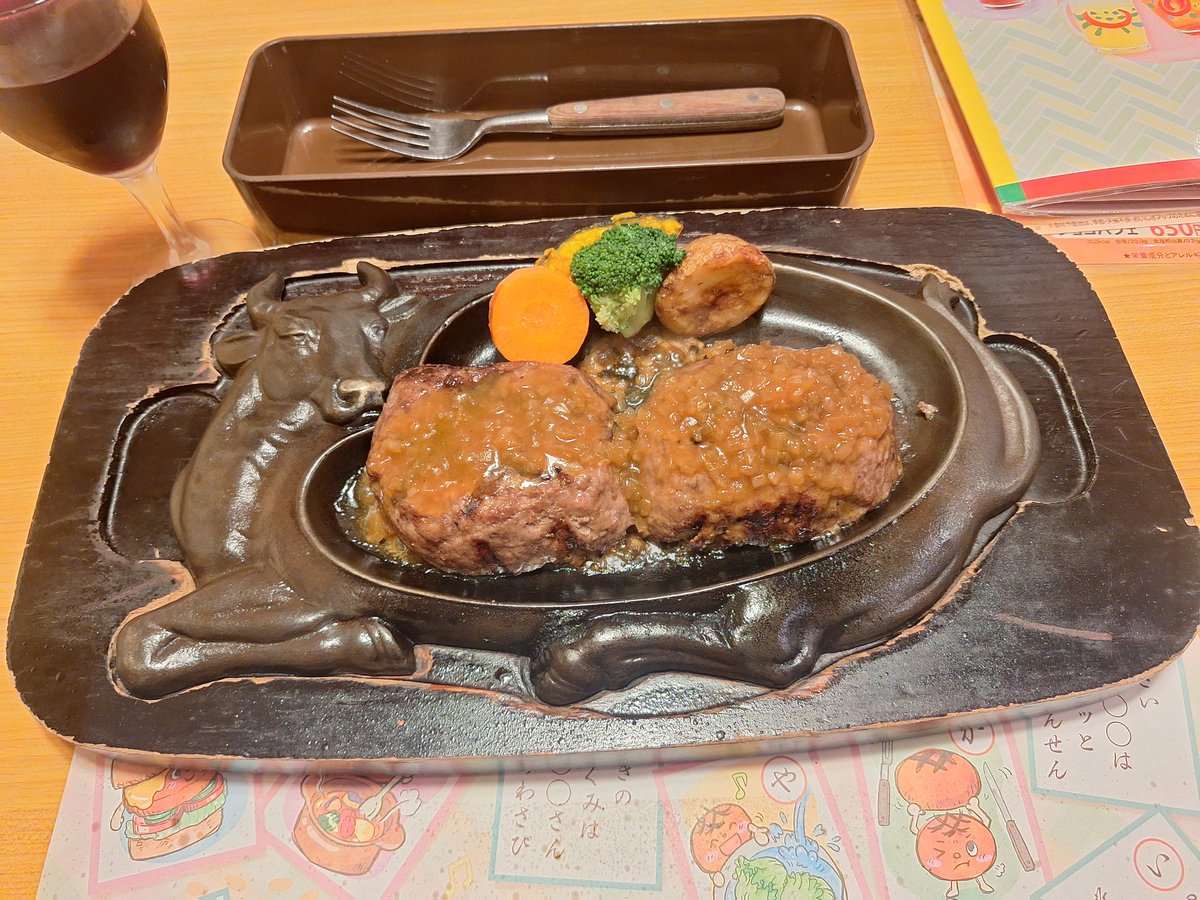 DriveMyCar52's tweet photo. 夕食は静岡といえば💡❗️のハンバーグ。弾力ある食感に加え、お肉自体にガッツリ下味がついてそうな味わいは中毒性あるかも😊
at さわやか掛川インター店さん
速やかに部屋飲みに移行。 https://t.co/ODsQW3PLlj