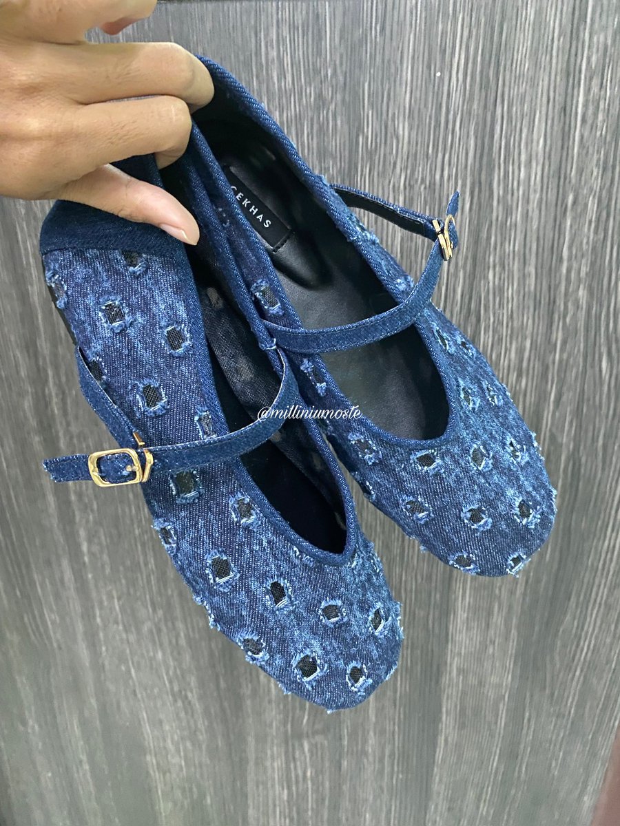 FOOTWEAR LOCAL BRAND NEVER GOES WRONG‼️.

Ga cuma cakep-cakep tapi beneran NYAMAN POLL kalo dipake daily dan pastinya no lecet👍🏻.