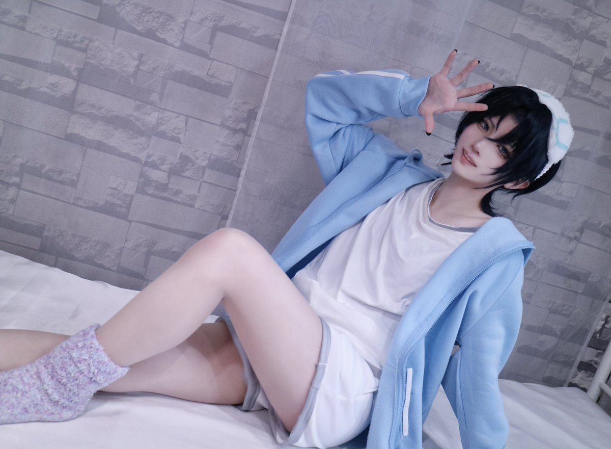 つきな tweet media