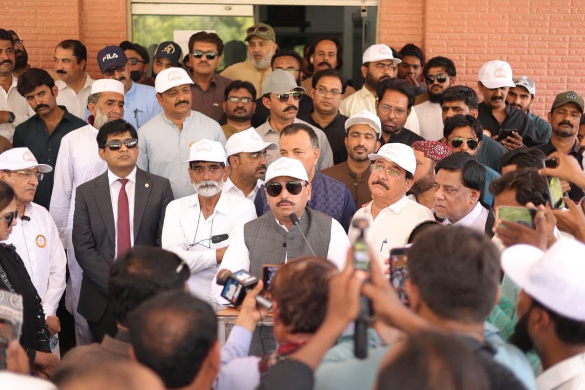 SajidaBalo64371's tweet image. A beautiful example of promoting education in Hyderabad 
Mayor @KashifShoroPPP joined the Parhega Sindh Barhega Sindh awareness rally
The message is clear
Every child should be in school 
Every future should be bright 
@BBhuttoZardari
@jamkhanshoro
#EducationForAll #Hyderabad