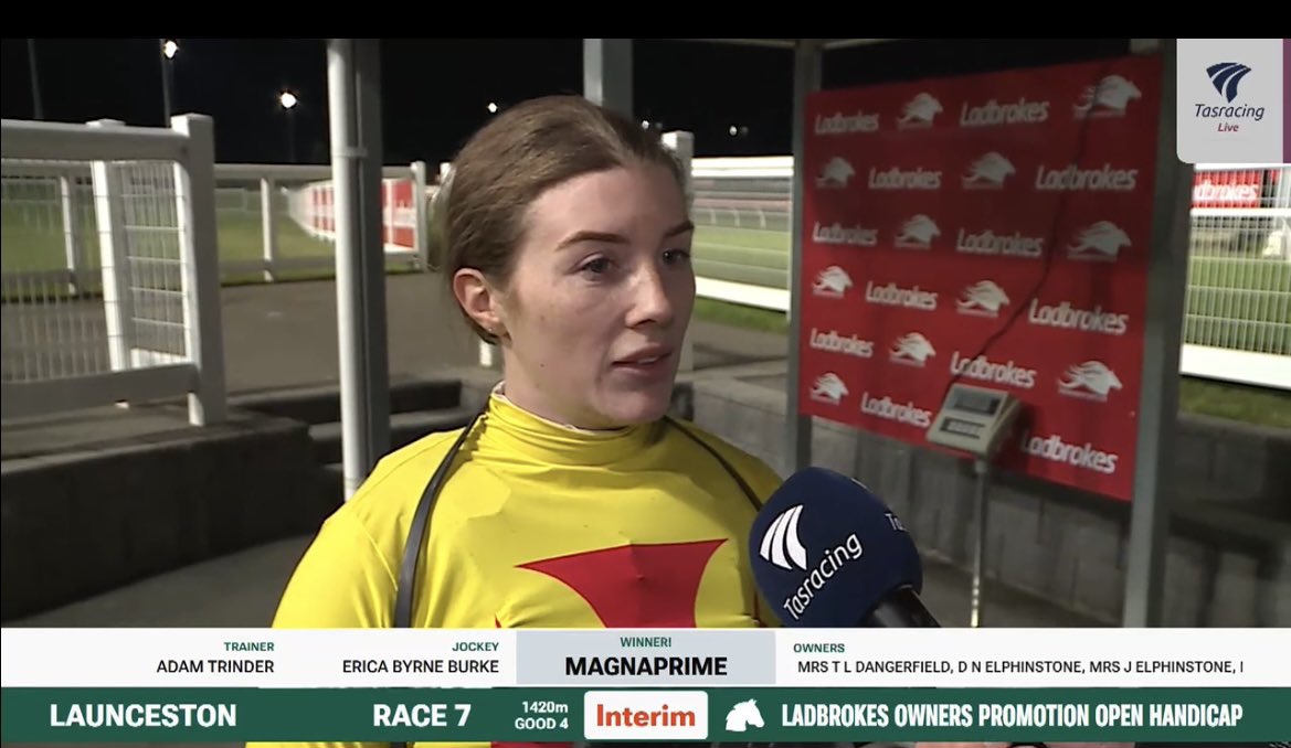 GandoSharee's tweet photo. Up you go again Rose 🌹 Nice double ❤️💛 Great ride  @Ericabyrne_1 https://t.co/VEG9BRHTMD