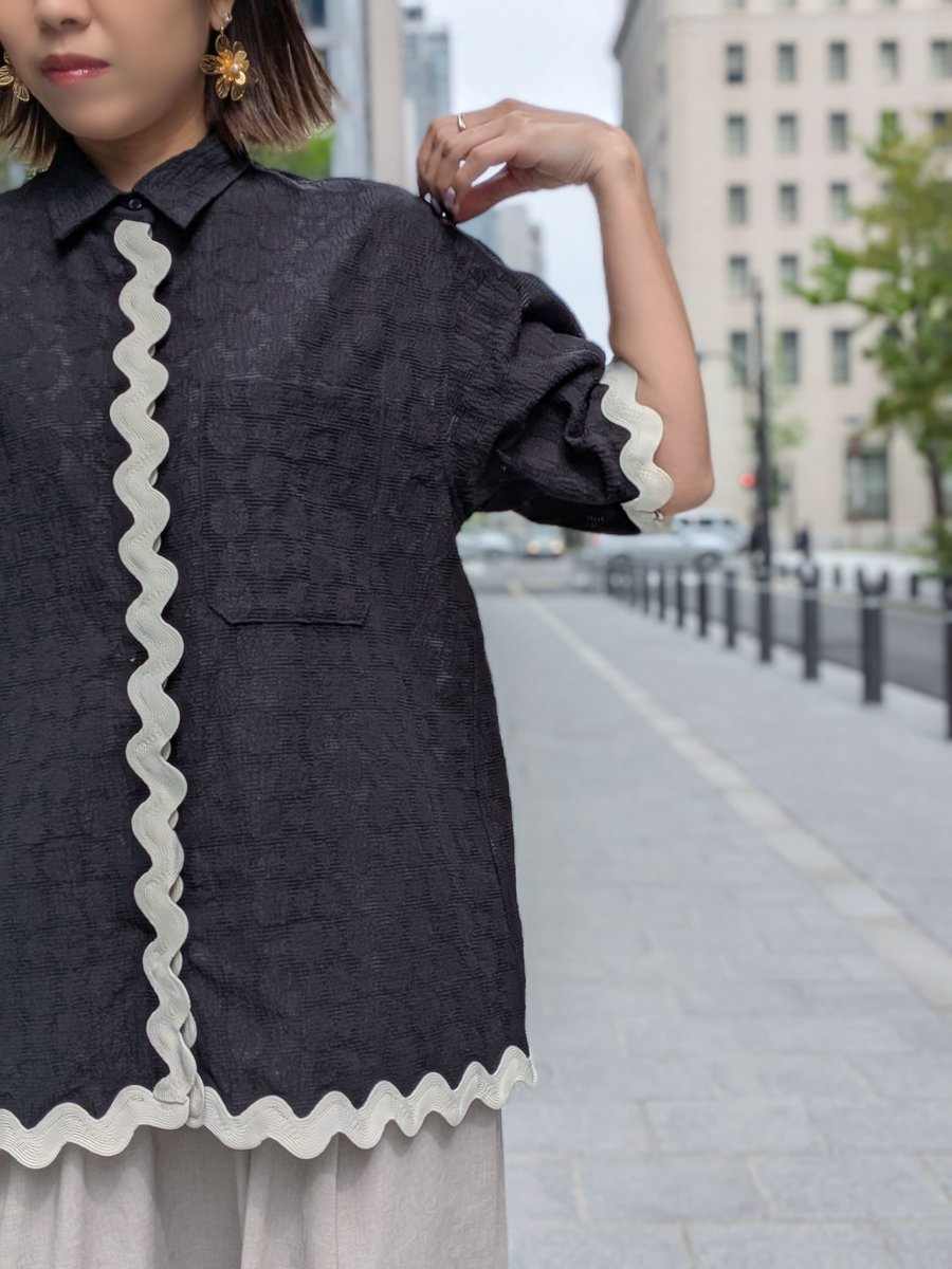 toraya111dep's tweet image. 程よく透けるジャガードでドライタッチなドット柄シャツ☆⁡
⁡波打ちしたような織りで配色がアクセントになり珍しい1枚🎶⁡
⁡#thomasmagpie
⁡ #blouse⁡
⁡￥⁡24200(tax in)⁡
⁡color：white / black
⁡ #ブラウスコーデ #シャツ #大人カジュアル #toraya111dep
instagram.com/p/DXOjlA6GozD/…