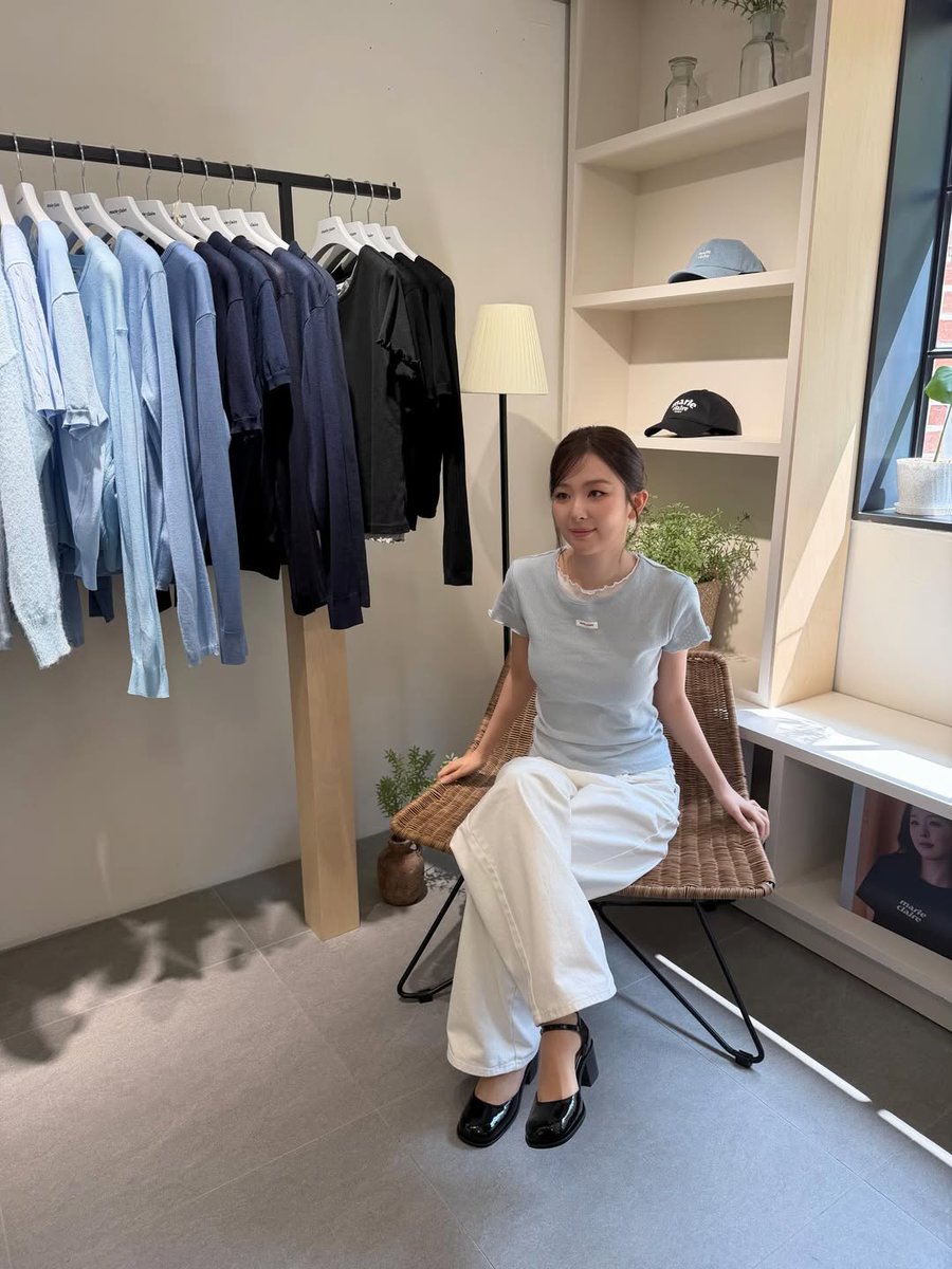 260417 seulstagram update

"Marie Claire's radiant spring has come 💕🌼🌿"

🎶 Noa Mal • I Guess It's Not Too Late

instagram.com/p/DXOv5SFkaUF/
#레드벨벳 #RedVelvet #슬기 #SEULGI <a href="/RVsmtown/">Red Velvet</a>