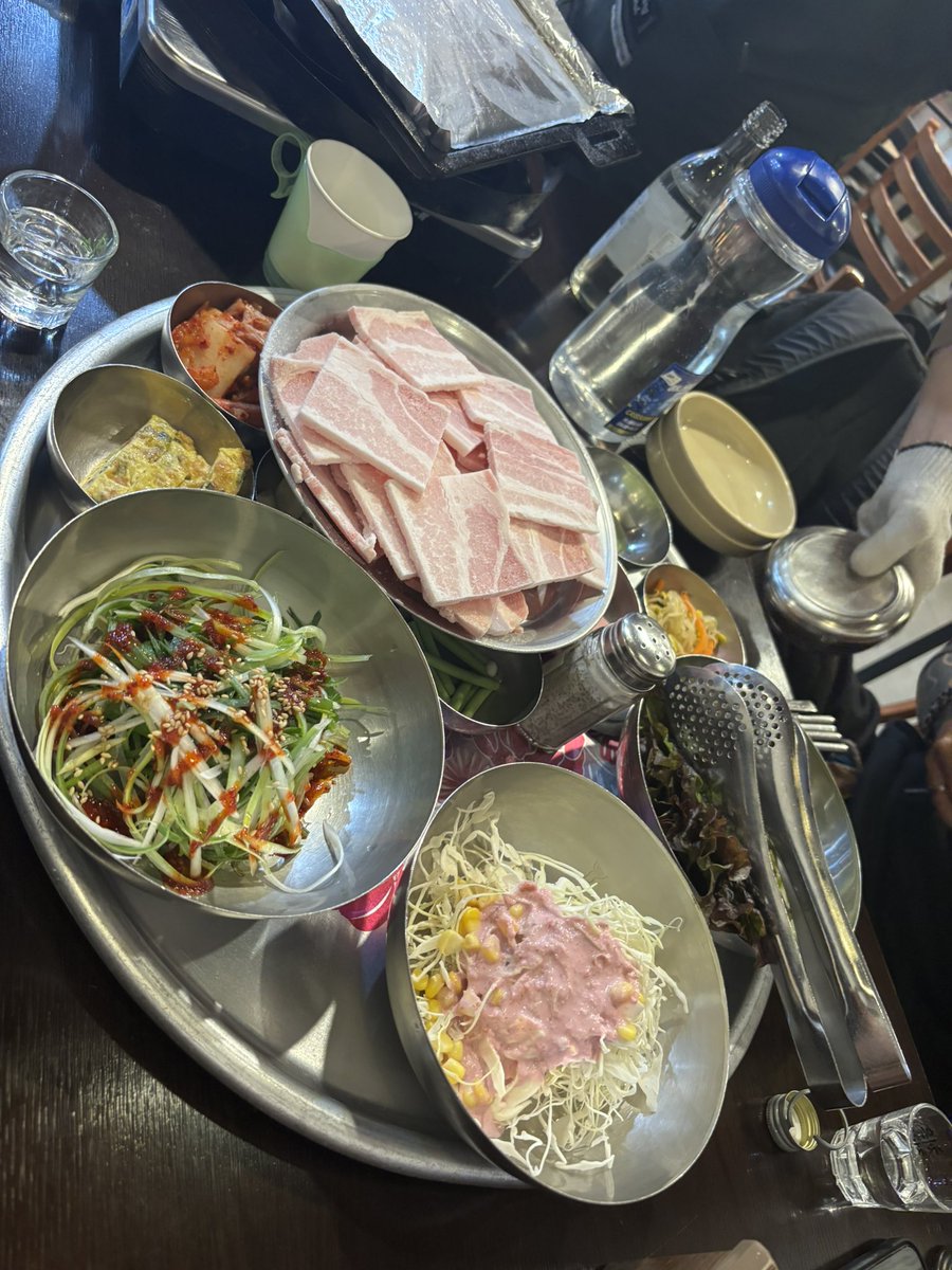 me72623162's tweet photo. 5年ぶりの韓国1人旅楽しかった！
思い出をひとつひとつ拾って。
いつも迎えに来てくれてた空港。
今は1人で彼のお店へ。
心配してくれたけど1人で行くって決めたからなんとか行けたよ！感動の再会はやっぱりサムギョプサル！笑
一緒に居るとたのしいね。ありがとう！
また1つ成長した！ https://t.co/xtzvnA6UNg