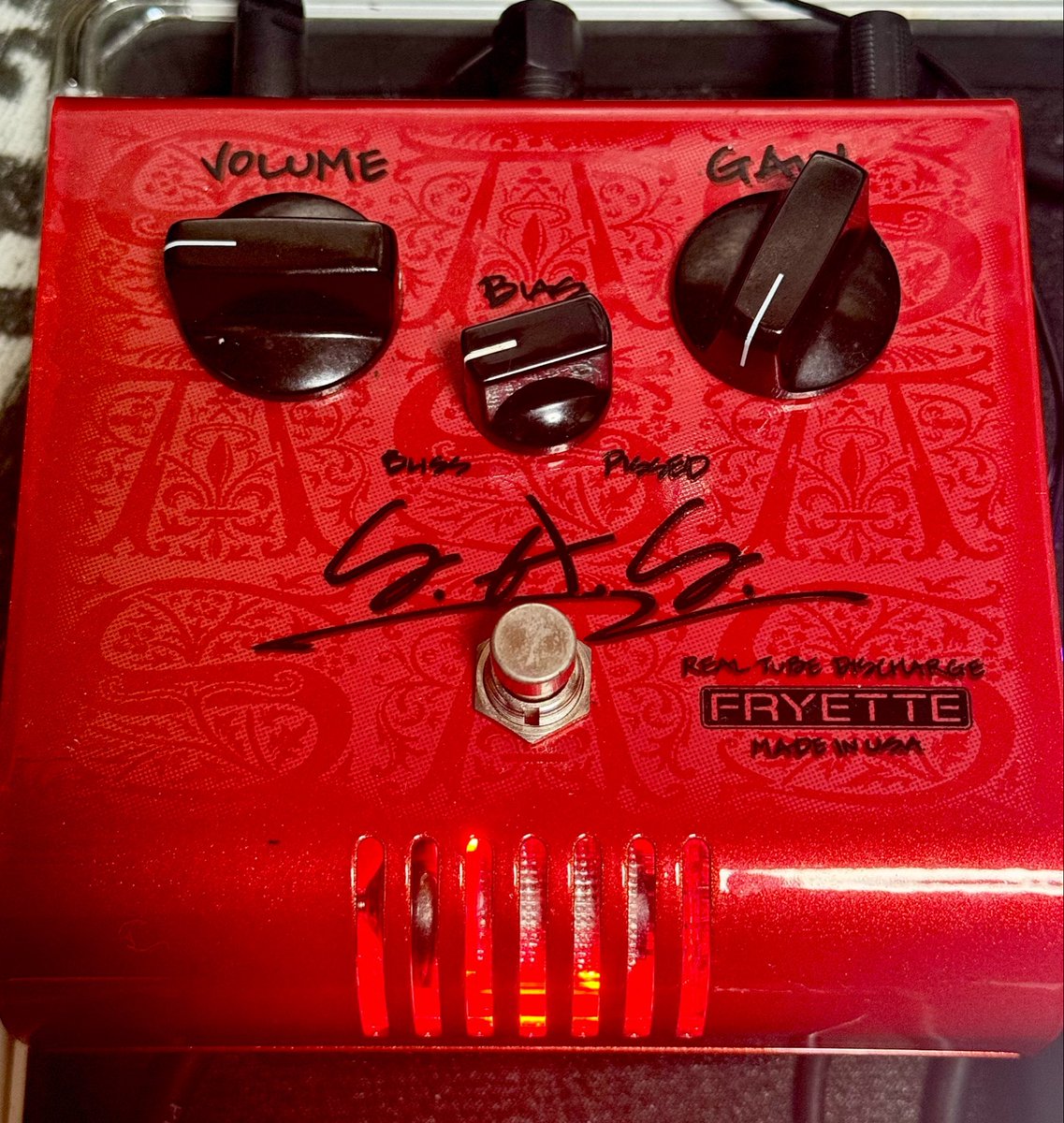 ricchan91's tweet image. SUGAR＆SPICEのSaSって略し
なんか見覚えあるなって思ったら
使ってるエフェクターSASやった🎸🤭
#SaS