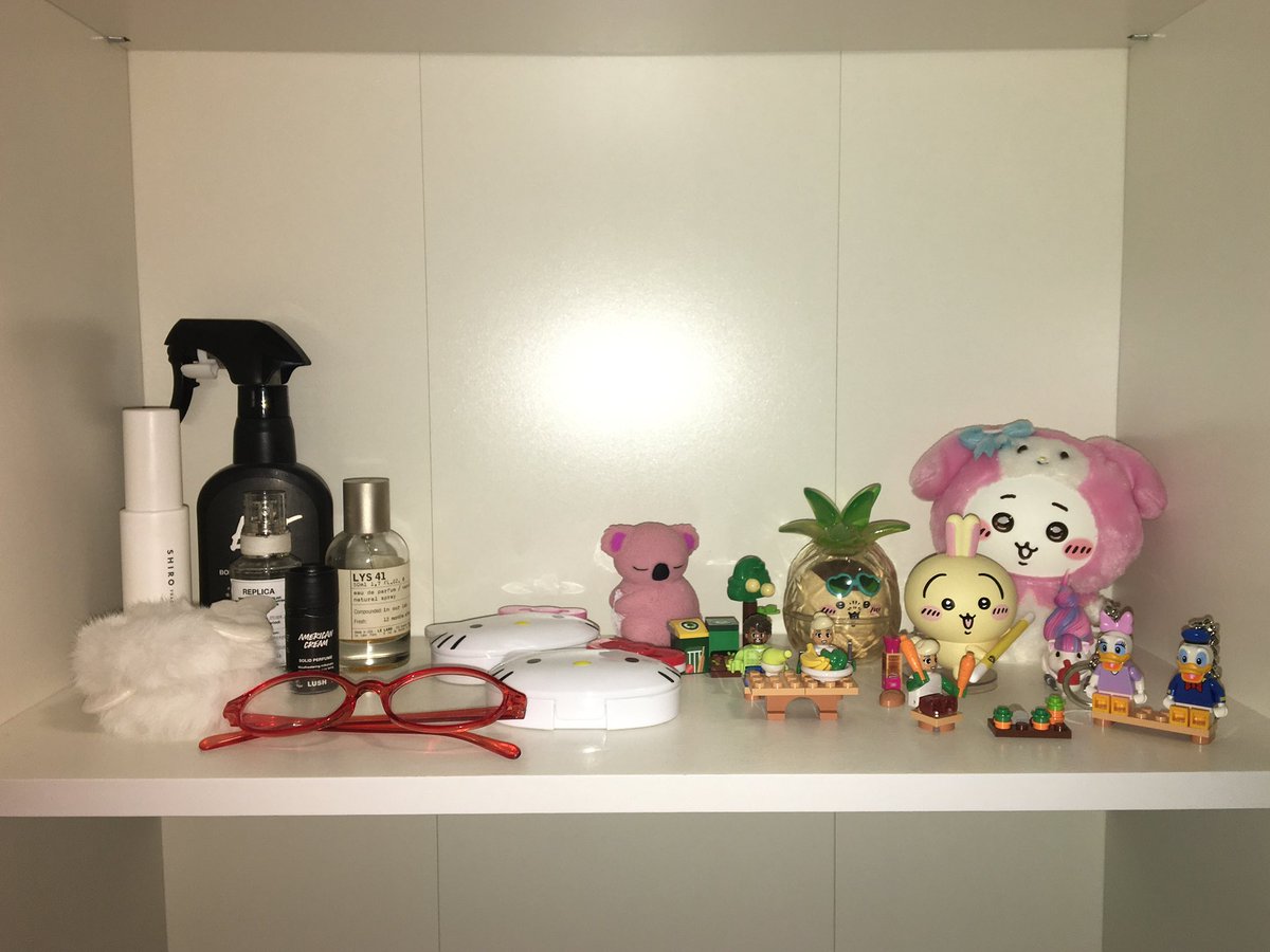 내 귀여운 수납장은 일하면서 받은 선물들로 가득… ㅜ.ㅜ ♥