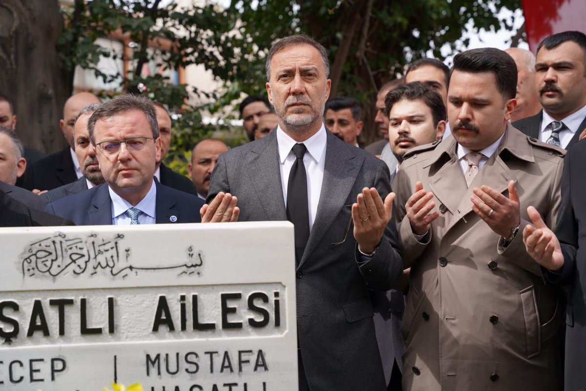 _MHPistanbul_'s tweet photo. İl Başkanımız Sn. Volkan Yılmaz, İstanbul Ülkü Ocakları Başkanımız Sn. Alparslan Doğan, İl Yönetim Kurulu Üyelerimiz, ve Ülküdaşlarımız; Şehit il başkanımız merhum Recep Haşatlı ve evladı Mustafa Haşatlı’nın Merkezefendi Mezarlığı’ndaki kabirlerine ziyarette bulundular. 
Aziz hatıralarını rahmet, minnet ve saygıyla yad ediyoruz.