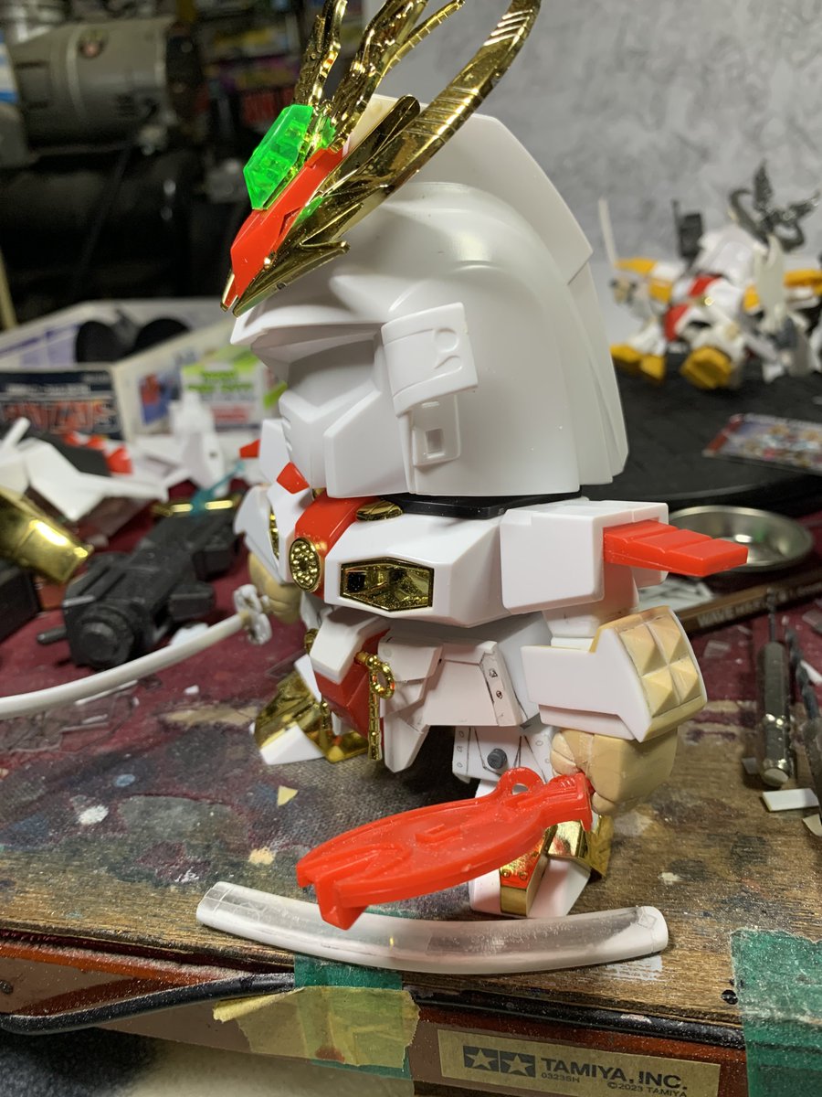 両腕の四角錐ディテールを切削しました。
腹減った。