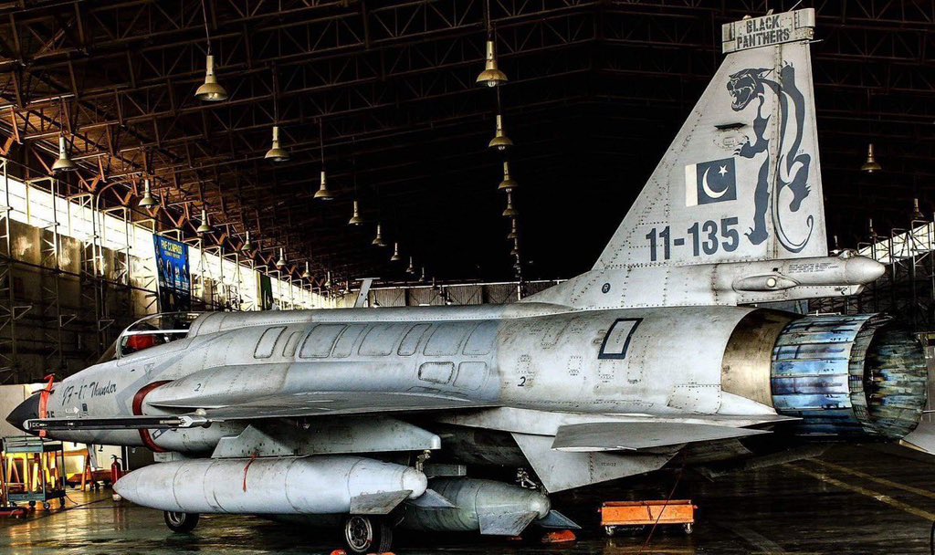 لماذا أحُب هذا المنظر الخَشِن على طائرات الرعد⚡️؟

لا أبحث عن اللمعان في بدن JF-17 فجمالها بالنسبة لي يكمن في "وحشيتها القتالية" وهي جاثمة في مربضها

احب هذا الهيكل الذي تحمّص بحرارة الاحتكاك عند كسر حاجز الصوت وتلك الندوب الداكنة التي خلفها غبار المعارك واحتراق وقود المحرك.