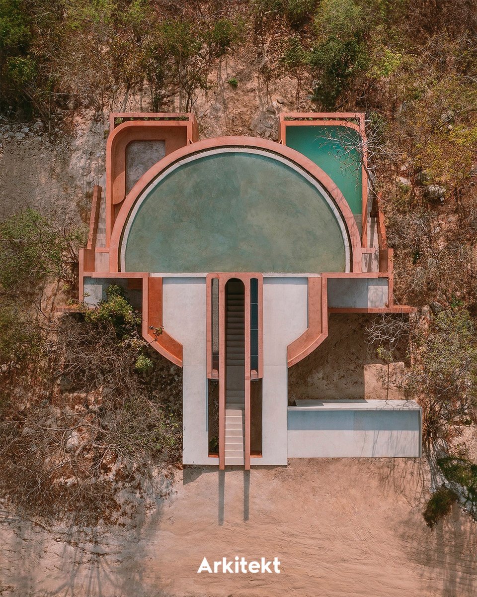 arkitektcom's tweet image. Pasifik Okyanusu ve gün batımı manzarasına yönelen Casa Tobi, eğimli araziyle kurduğu ilişkiyle şekilleniyor.

Proje, temel mimari prensipler üzerinden ilerliyor ve bulunduğu bağlama ait geleneksel öğeleri yeniden yorumlayan bir kurgu ortaya koyuyor. 

#arkitekt #architecture