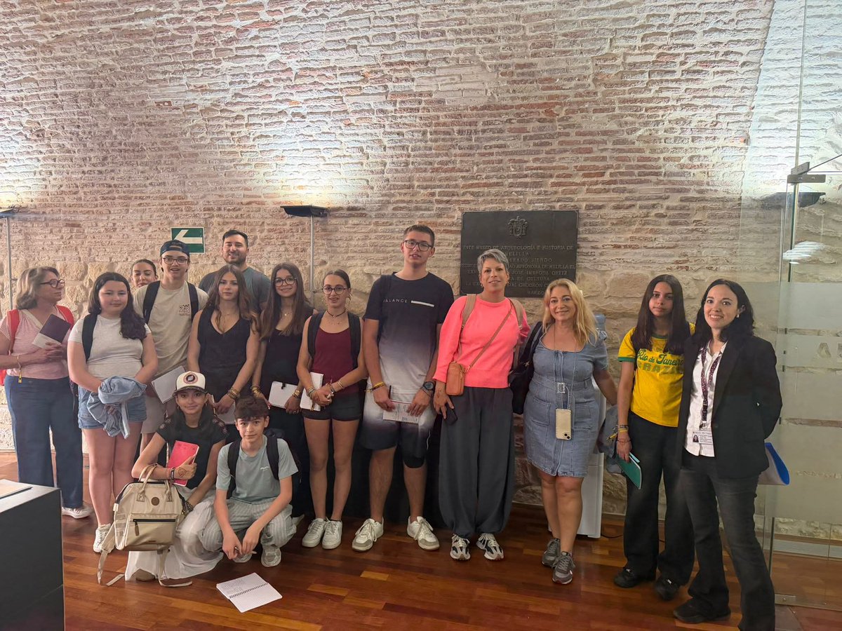 📸 En fotos |  El grupo Erasmus+ del Lycée Pierre de Coubertin, participante en el programa del IES Leopoldo Queipo, visitó el Museo Etnográfico de Melilla, donde conoció de cerca el patrimonio y las tradiciones de la ciudad.