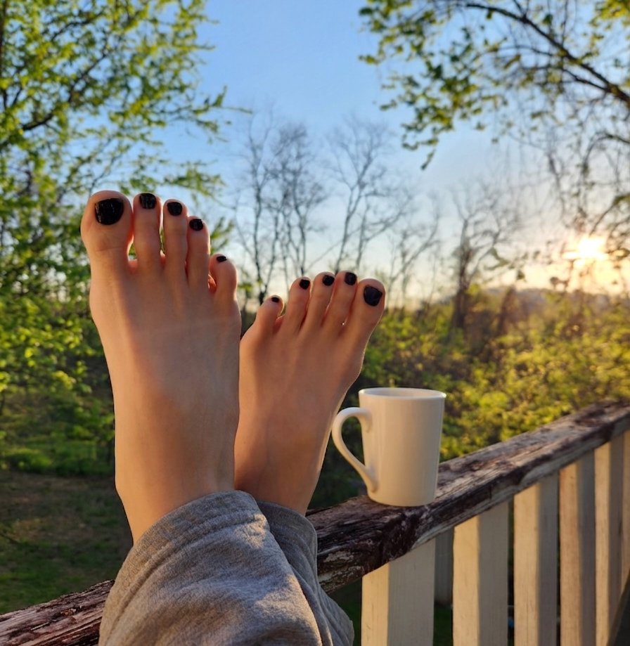LunaVale_92's tweet image. Coffee, toes, and the sunrise #goodmorning #toes #feet