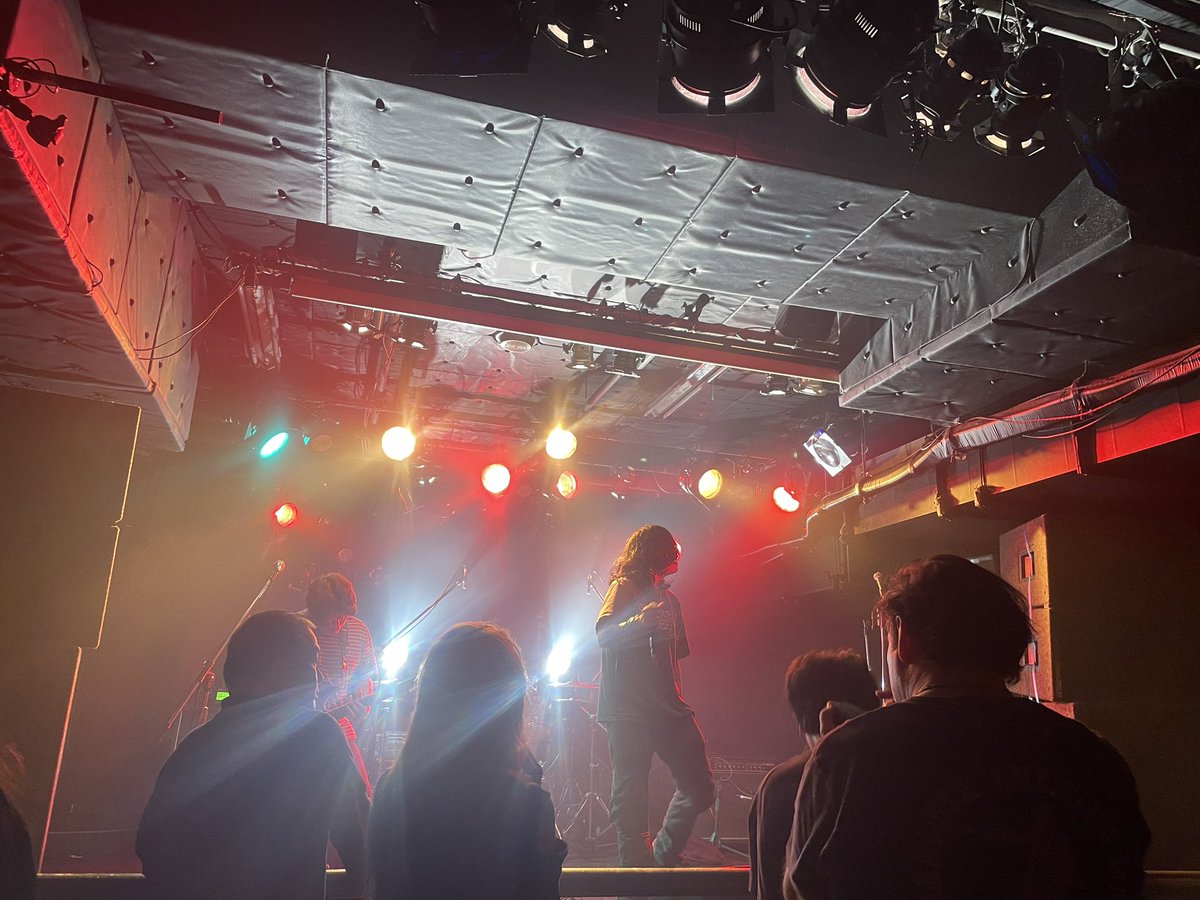 本日はAnnonで久しぶりに横浜BAYSISです
Zoumeさんのメタルコアが終わってBEREDさんのロックミュージックが始まったところです

なぜトリなんでしょう🤔

日本の歌を奏でますのでよろしくどうぞ

#Annon 

↓

〈配信チケット購入方法〉
・ツイキャスプレミア配信(3/4 20:00～発売)