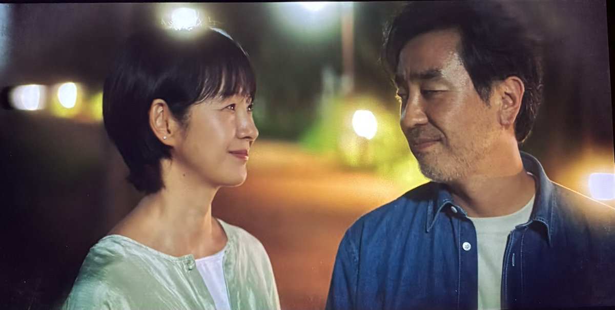 『ソウルの家から大企業に通うキム部長の物語』全12話完。25年勤めた会社で部下に好かれてると思うな。工場に左遷、商業施設の分譲詐欺、中年サラリーマンの会社や家族の関係性がリアル。過去のキム部長と今のキム・ナクスと対話する11話は泣いた。どんな状況でも仕事をするキム部長の姿に心打たれた。