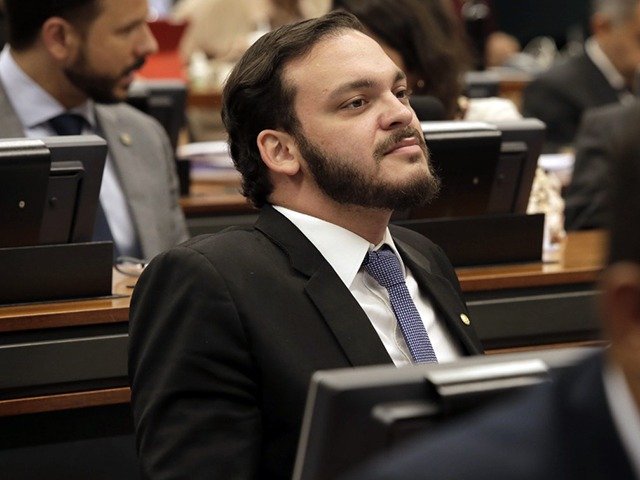 Revoltante, o crime organizado de terno zomba da nossa cara! 

A Polícia Federal prendeu o ex-deputado federal e ex-candidato a prefeito na Bahia, Uldurico Júnior, enquanto ele curtia o conforto de um hotel de luxo na Praia do Forte. 

O motivo é um absurdo: ele é investigado por