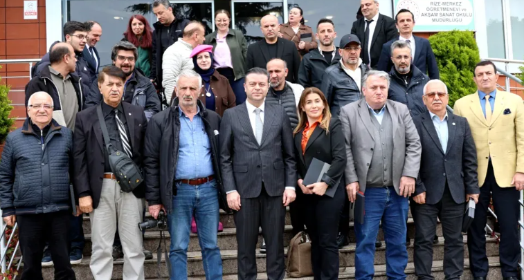 GKarafazli's tweet photo. Özgür basın düşmanı Rize milli eğitim müdürü Akmeşe Rize halkını kandırıyor..! https://t.co/3e5C3ZGphh #algı #eğitimi #halil ibrahim akmeşe #halk #kandırılıyor #milli eğitim #müdür #rize #Eğitim-Kültür https://t.co/xtnZuTyM02