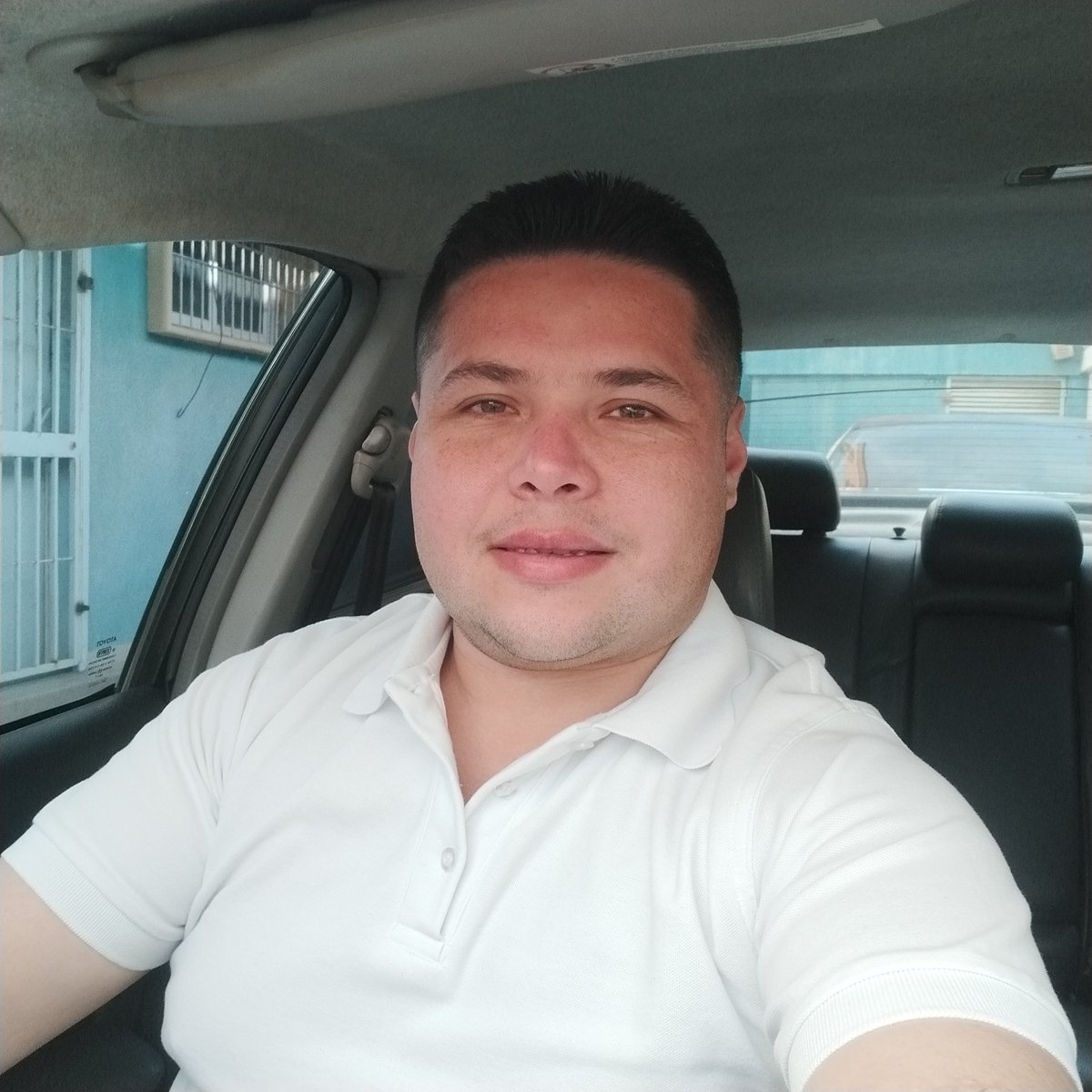 Buenos días 🌞 
Es viernes, me vestí de blanco porque combina con mi inocencia.