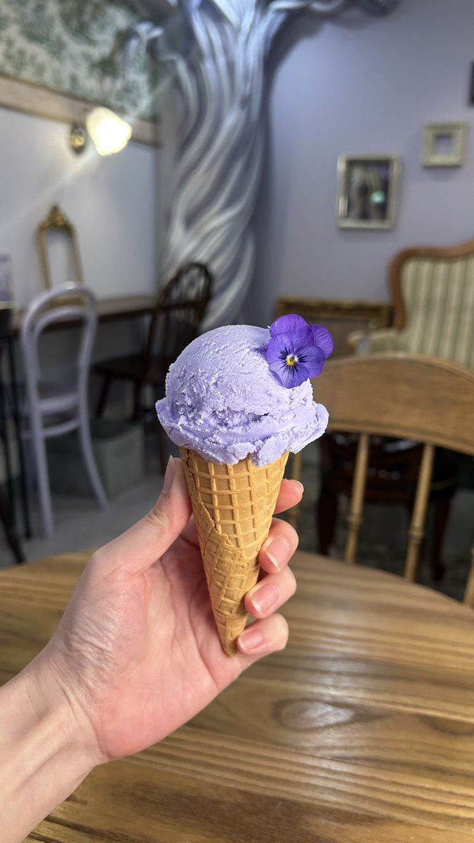 Mrs.Charlotte tweet media