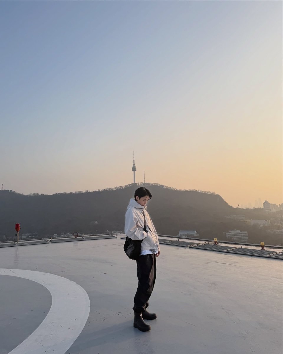 근데 이사진 도훈뒤에 후광처럼 비치는거 뭐임
너뒤에후광비치는남자라고 진짜?