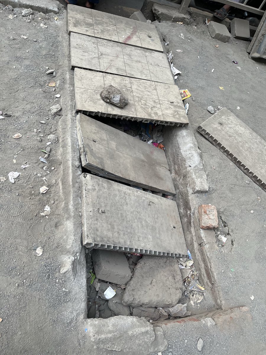 optimistpours's tweet image. @mybmc @MMMOCL_Official  2 months ! Still broken ! Still dusty !
The footpath under Andheri West Metro is a mess and commuters are paying the price every single day. When will this be fixed? 🛑
#Mumbai #AndheriWest #MetroLine2A #Safety #urgent
