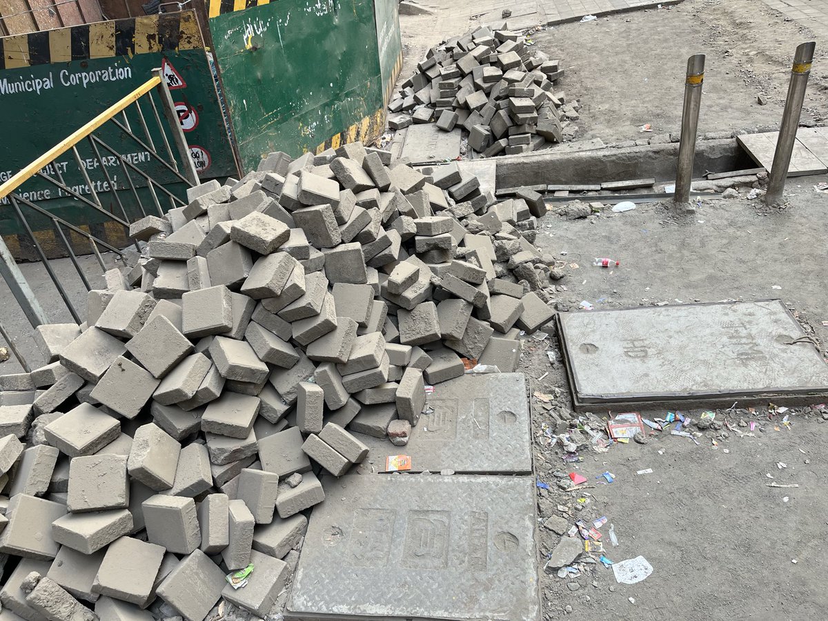 optimistpours's tweet image. @mybmc @MMMOCL_Official  2 months ! Still broken ! Still dusty !
The footpath under Andheri West Metro is a mess and commuters are paying the price every single day. When will this be fixed? 🛑
#Mumbai #AndheriWest #MetroLine2A #Safety #urgent
