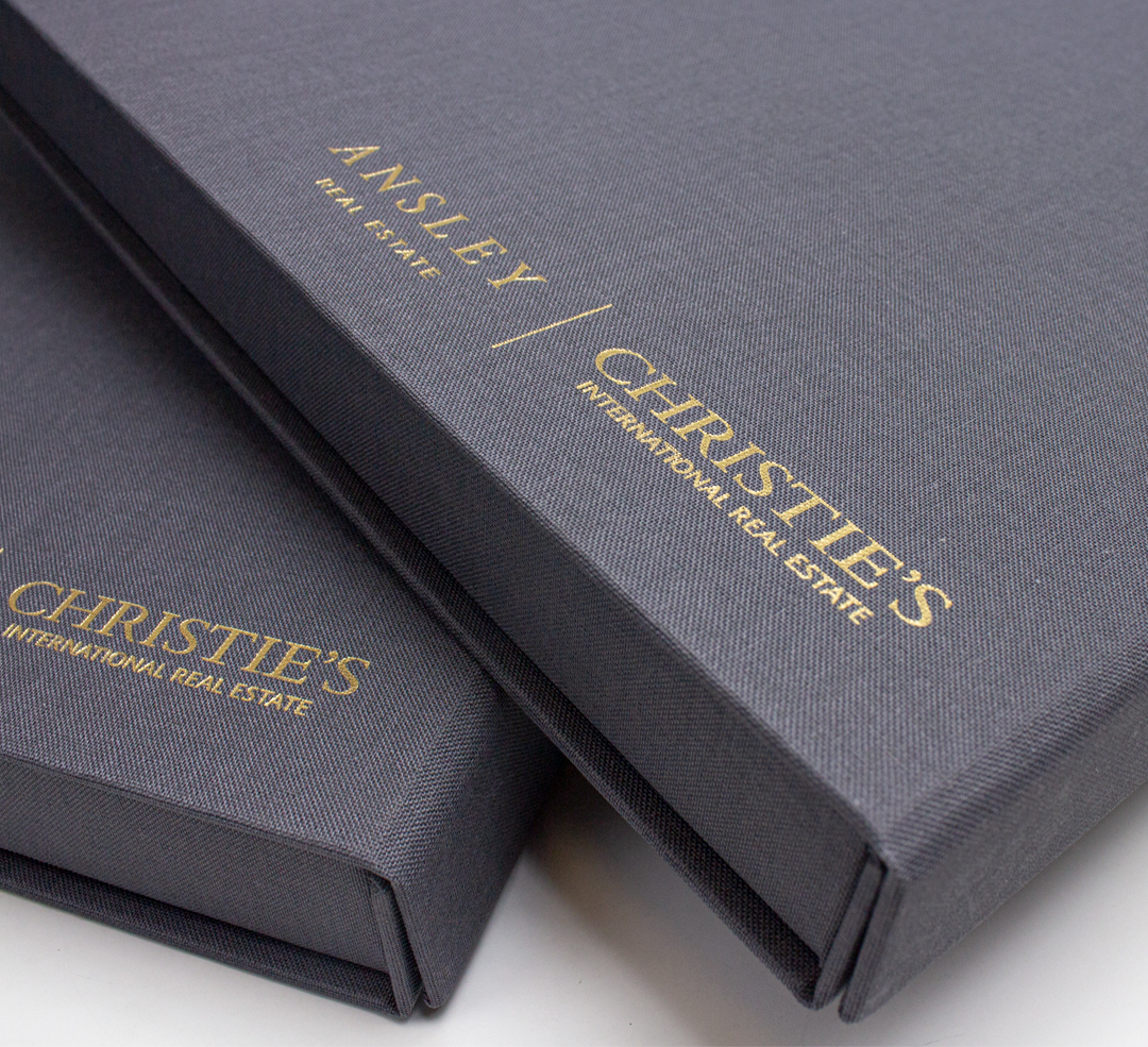 SunpackDotCom's tweet image. Make a lasting first impression with packaging that reflects the quality of your real estate brand.

This custom MagBox—wrapped in elegant linen and finished with a gold foil stamp—delivers both sophistication and purpose.

#LuxuryRealEstate #RealtorLife #BrandingMatters #Magbox