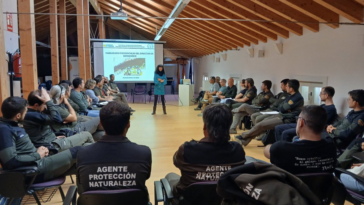 IIFFAragon's tweet photo. 🧑‍💻🔥 En #IIFF, el factor humano es clave. Así lo ha recordado en @espacioalfranca  Elena Luque, psicóloga experta en #emergencias, durante el curso “Dirección de Extinción B” con APN y técnicos del @GobAragon 

🤝 Confianza, respeto, empatía y profesionalidad sostienen al equipo. https://t.co/zBvFgk0s5f
