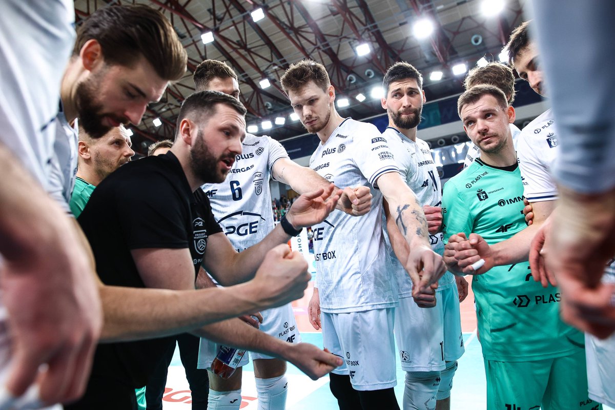KubaRadomski's tweet photo. Zrezygnował z grania, bo rozwiązano jego klub. 

Wsiadał w busa (bo taniej) i jechał 3h, by trenować dzieci. 

Kamil Nalepka ma 30 lat. Jako trener @projektwarszawa  ma szansę wygrać i ligę, i Ligę Mistrzów. 

Na @SiatkarskieLigi opowiada swoją historię:
https://t.co/UAUPm3N3PN https://t.co/UkoGwhaxEn