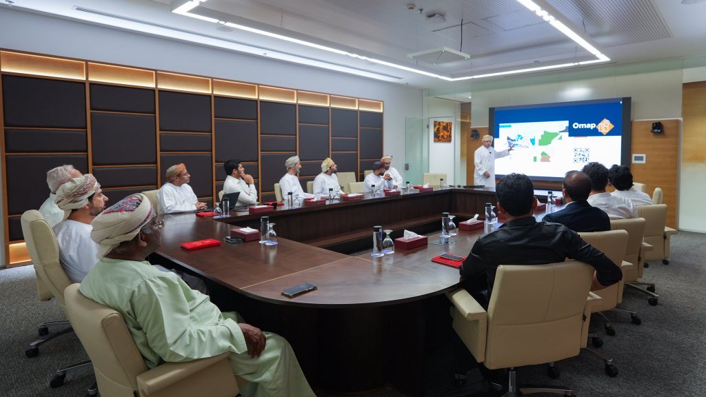 sezaduqm's tweet photo. التقى معالي قيس بن محمد اليوسف، رئيس الهيئة العامة للمناطق الاقتصادية الخاصة والمناطق الحرة بحضور م.أحمد عكعاك الرئيس التنفيذي للمنطقة ، بعددٍ من المستثمرين في المنطقة الاقتصادية الخاصة بـ #الدقم.

واطّلع المستثمرون خلال اللقاء على المزايا الاستثمارية والممكنات التي تزخر بها المنطقة، لا سيما في قطاع الصناعات الغذائية والسمكية والقطاعات الأخرى.

كما قاموا بزيارة ميدانية شملت منطقة الصناعات السمكية والغذائية، وميناء الصيد البحري، والمخطط السياحي، حيث تعرّفوا على الممكنات والفرص الاستثمارية في المنطقة.