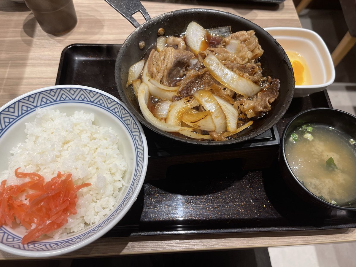 donadonaO2's tweet photo. 今日は吉野家で焼き牛こと牛鉄板焼肉定食を食べてみた。
ちょっと味濃いめだけど、たまごついてるからマイルドになるし玉ねぎもシャッキリして美味しかった。ご飯もおかわり無料だし、俺みたいなコスパ大好き人間には最高♥️
また行こう。 https://t.co/7KBk0NWQig