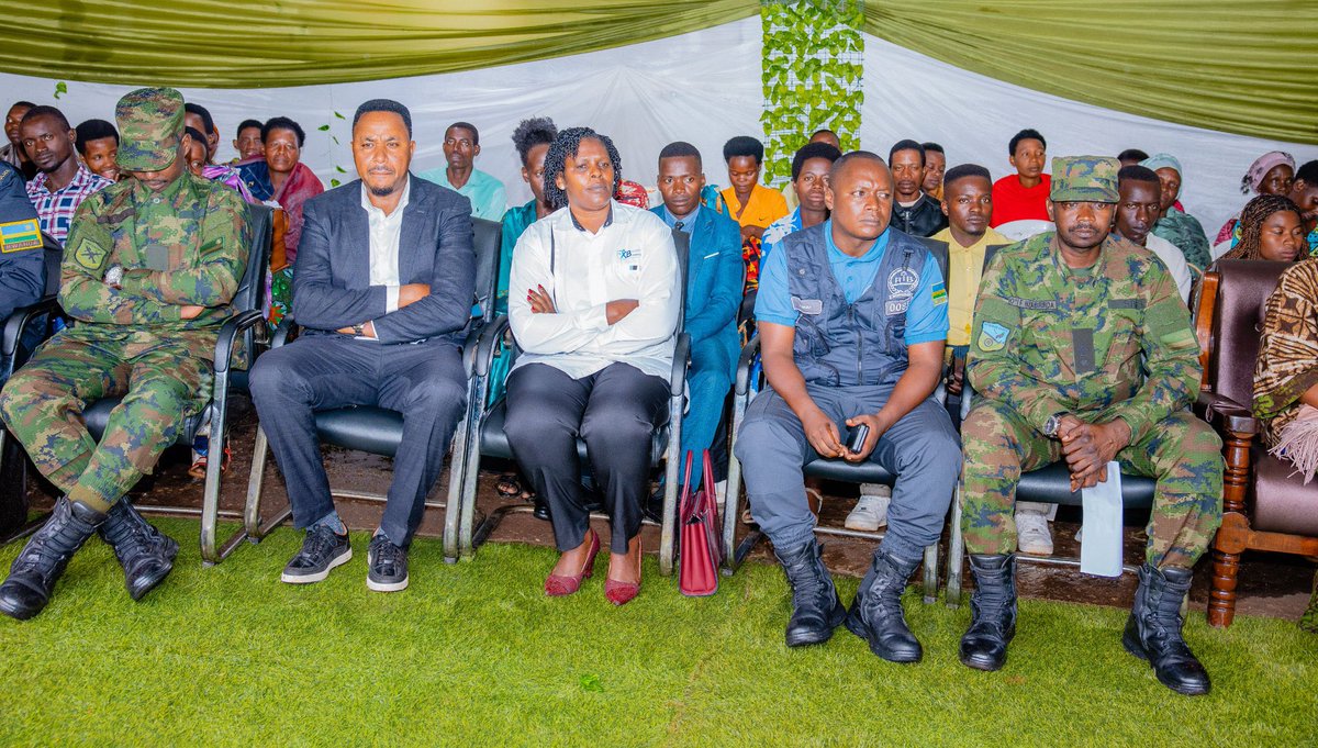RwandaSouth's tweet photo. Uyu munsi, Umugenzuzi Mukuru @FRurihose  @GenderMonitorRw , ES w'Intara @VedasteNshimiy n'Umuyobozi w'Akarere ka @GisagaraDistr Rutaburingoga Jerome bitabiriye  ibirori byo gusoza icyumweru cy'Uburinganire biri kubera mu murenge wa #Nyanza muri @GisagaraDistr. https://t.co/N9aXz1c1CT
