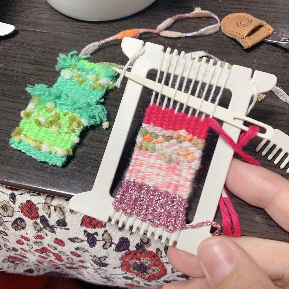 ハサミと一緒にミニミニ織り機(ポケおり)もゲットして楽しくてずっとやってる🧶
編み物のあまり糸消費にも良い〜