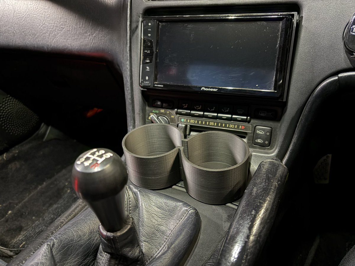 888_mc28's tweet photo. MR2 SW20 ドリンクホルダー
製作しました！（灰皿置き換えタイプ）　

シフトノブとサイドレバーの位置関係、はめ込み具合、何度も作り直して理想の形になりました！

ですが、AT車は未確認のため、ATのMR2乗っている方いましたら、ご協力いただきたいです。よろしくお願いします🙇

mr2
sw20 https://t.co/ydq1RRb3or