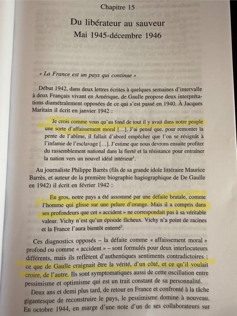 larroumecj's tweet photo. Depuis que la France a perdu sa place de première puissance mondiale - quelque part entre 1750 et 1850 - elle se torture pour savoir si son déclassement est dû à un affaissement moral ou à un échec pratique.

Est-elle coupable dans son essence ou simplement fautive dans ses modalités ? 

En lisant la bio de De Gaulle par Jackson, je me rends compte que le Général était lui aussi traversé par cette question.
Et je crois bien qu'au fond de lui, il pensait que la France souffrait d'une grave maladie de l'âme, qu'il s'efforçait de compenser par sa grande politique, nourrie d'un acte de foi sans cesse renouvelé en la grandeur inextinguible de notre pays.

Je crois que De Gaulle avait tort dans son diagnostic, et qu'il fut par son œuvre la meilleure preuve contre lui-même.

Un homme seul, une fois débarassé par l'Histoire de l'ancienne élite défaillante, a pu en une génération relever la France des pires abîmes vers les plus hauts sommets. Une seule personne a pu laisser un tel héritage que trois générations plus tard, malgré les trahisons et les errements, la France reste une nation qui compte.

Quelle meilleure preuve contre la thèse d'une fatalité du déclin français ?
Et quelle pire condamnation des élites qui lui ont succédé ? 

D'un point de vue très prosaïque, nous savons désormais d'où vient notre effondrement historique.

1. La fécondité  française s'est effondrée dès le 18e siècle. Sans cela, il y aurait aujourd'hui 200 à 250 millions de français. L'Amérique du Nord, et l'Australie seraient des terres françaises. 
La France se serait étendue à l'Est. Il n'y aurait pas eu d'unification allemande et de guerres mondiales.
Le monde aurait été très différent et les Français ne seraient pas en train de philosopher sur les vrais raisons idéologiques de leur chute.

2. La fécondité française s'effondre un siècle plus tôt qu'ailleurs dans le monde, parce que la France est le premier pays à sortir de la religion, et que la principale force qui maintient la fécondité aux débuts des temps modernes est l'emprise idéologique religieuse.

3. La France se déchristianise tôt car elle a une tradition d'opposition aux corps intermédiaires et de remise en cause de l'autorité doctrinale, qui provoque gallicanisme (décrébilisation du clergé fonctionarisé) et conflits religieux (jansénistes, expulsion des jésuites, etc.)

La relation des Français à la France me rappelle cette histoire que l'on m'avait racontée enfant : 

C'est l'histoire d'un bébé qui hurle sans discontinuer. On fait venir moult docteurs, puis des psychiatres et des exorcistes. Rien n'y fait. Puis une nourrice se rend compte qu'en refaisant ses langes, une épingle était entrée dans sa peau. Elle la retire. L'enfant cesse de pleurer.

Ainsi sont les Français qui cherchent à comprendre ce qui a bien pu provoquer les malheurs du pays dans des explications alambiquées, alors que tout peut se résumer à un fait simple : 

En 1750, un humain sur 30 est Français, en 2026 c'est un sur 120.

Une fois que nous avons compris que nous ne souffrons d'aucune maladie de l'âme si ce n'est le traumatisme ne pas être aussi grands qu'autrefois, nous pouvons construire. 

C'est tout l'objet de mon travail : dessiner les pistes concrètes du redressement, sans se perdre à ratiociner sur la mystique des âmes nationales.