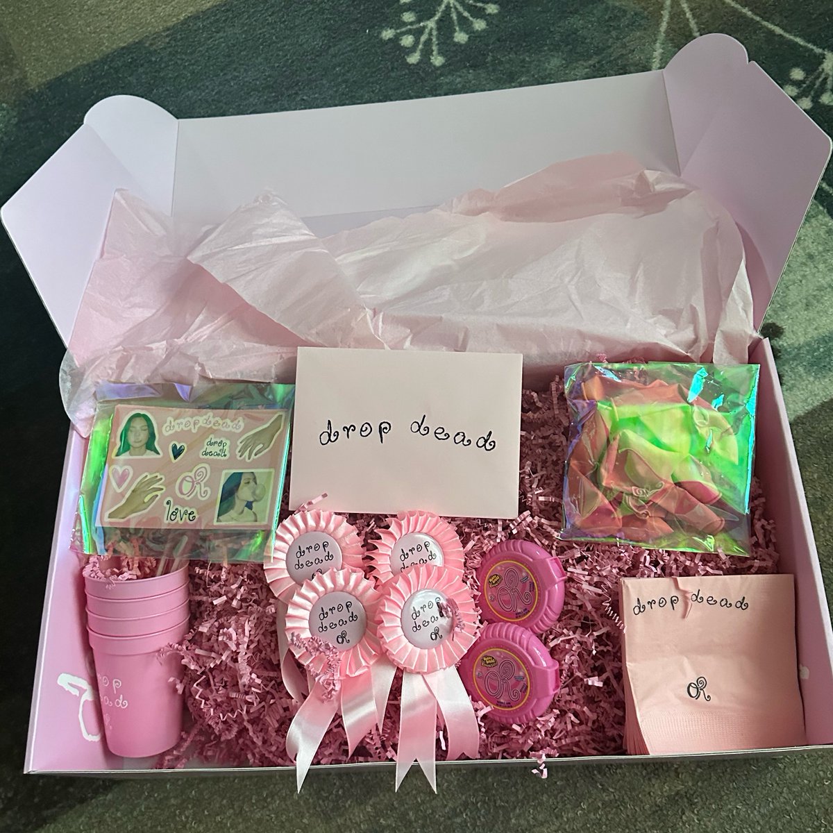 hat 𝓈𝑜 𝒾𝓃 𝓁𝑜𝓋𝑒 tweet media